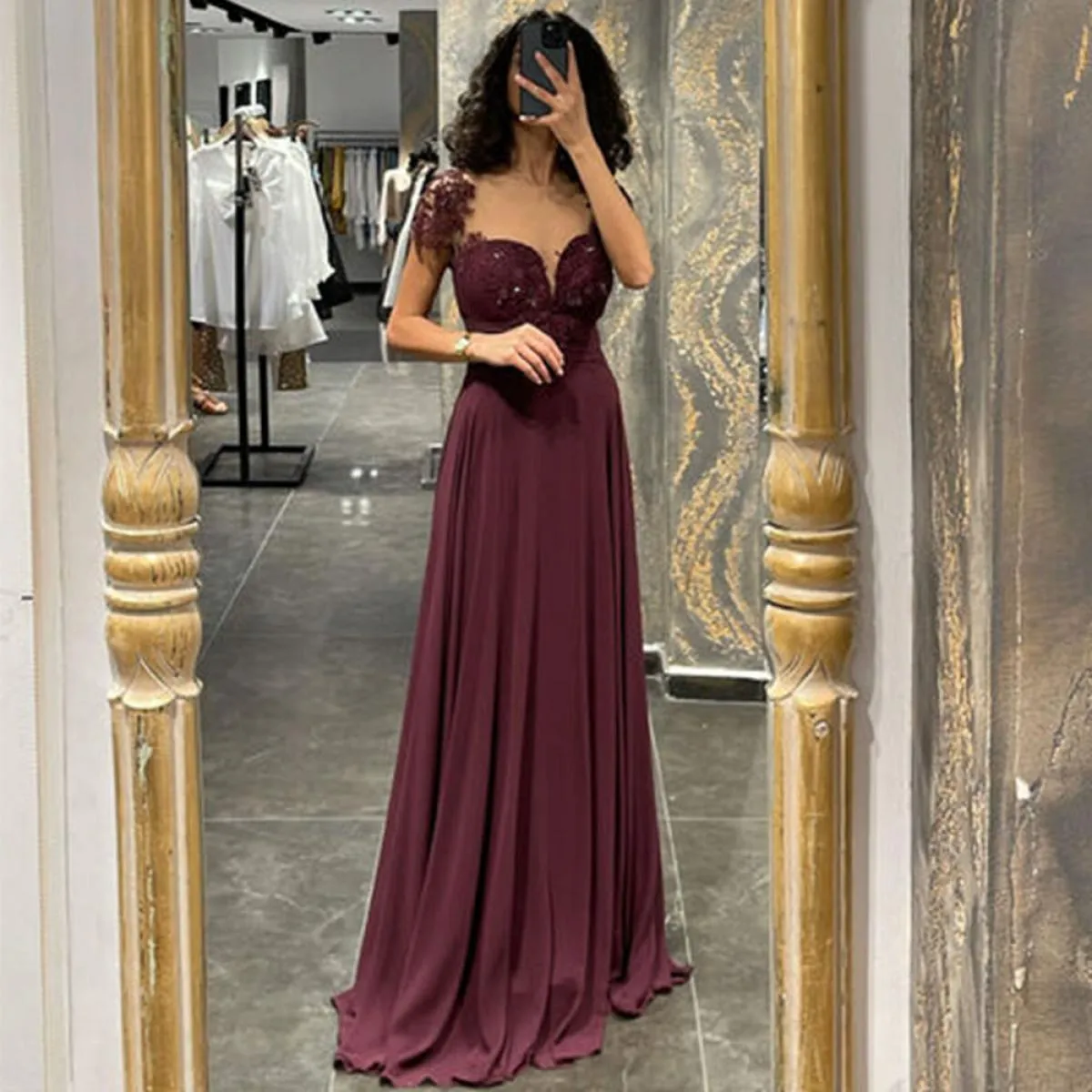 Abiti da sera da sera bordeaux 2023 Una linea di chiffon Lunghezza del pavimento Sweheart Abiti da festa a maniche corte Bottone