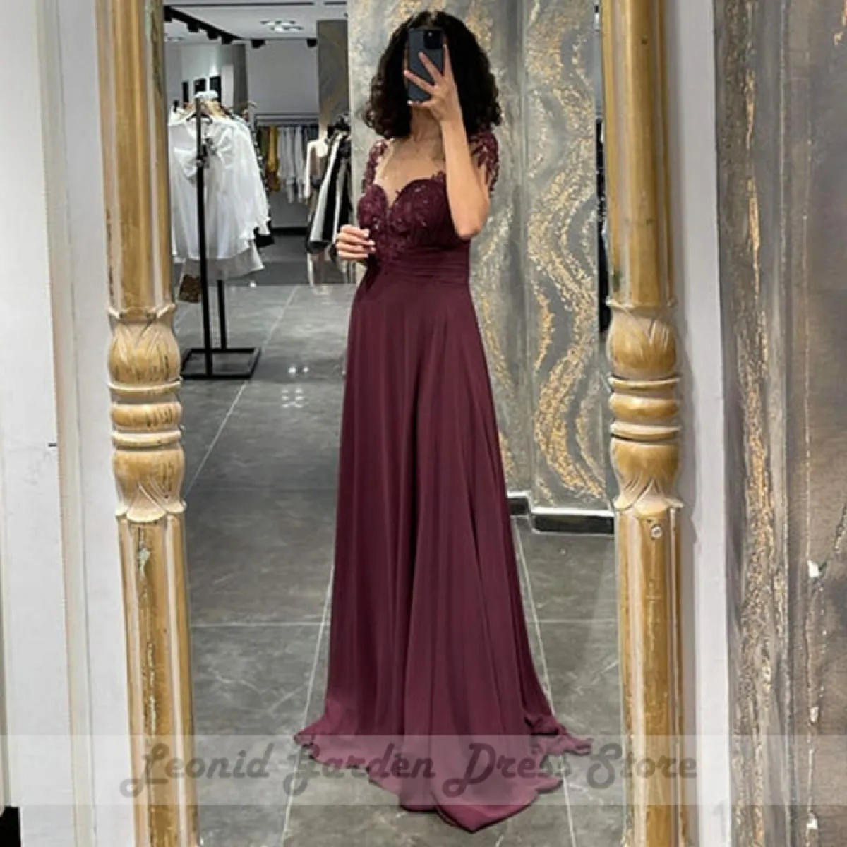 Abiti da sera da sera bordeaux 2023 Una linea di chiffon Lunghezza del pavimento Sweheart Abiti da festa a maniche corte Bottone