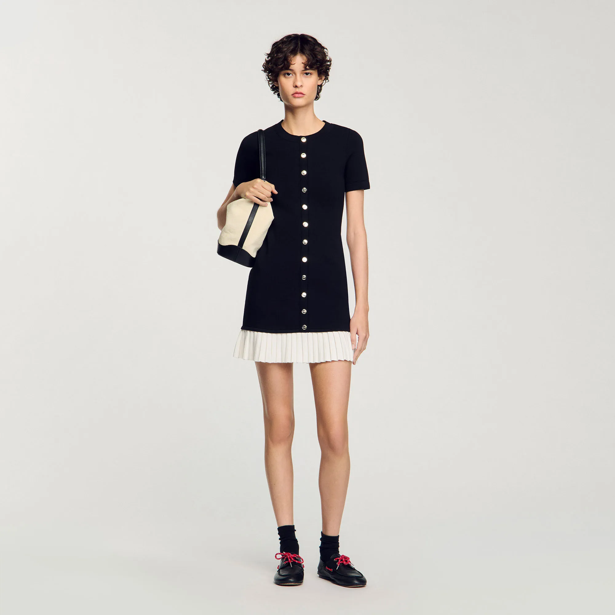 Abito corto in maglia con volant