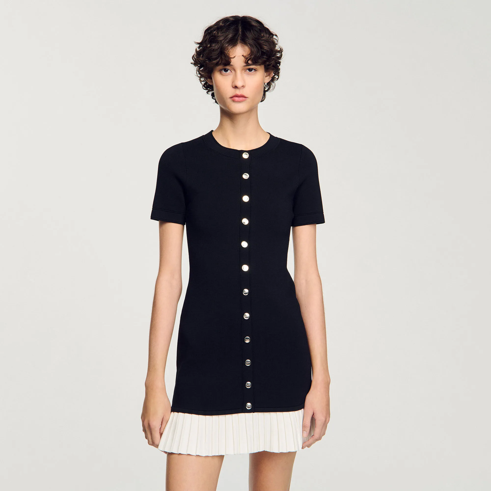 Abito corto in maglia con volant