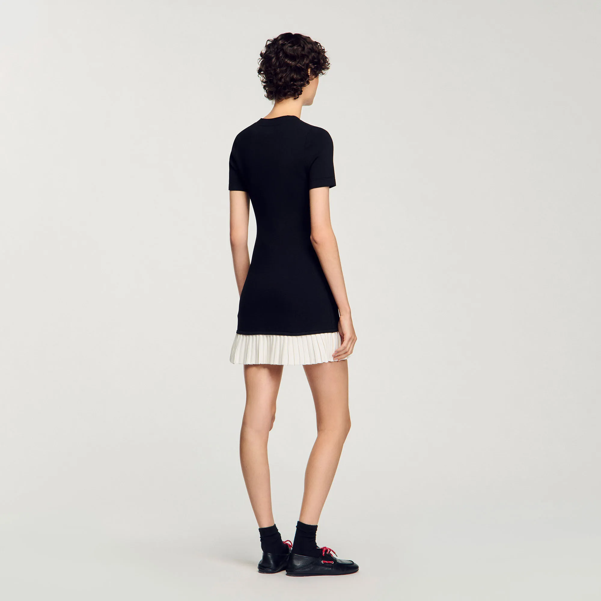 Abito corto in maglia con volant