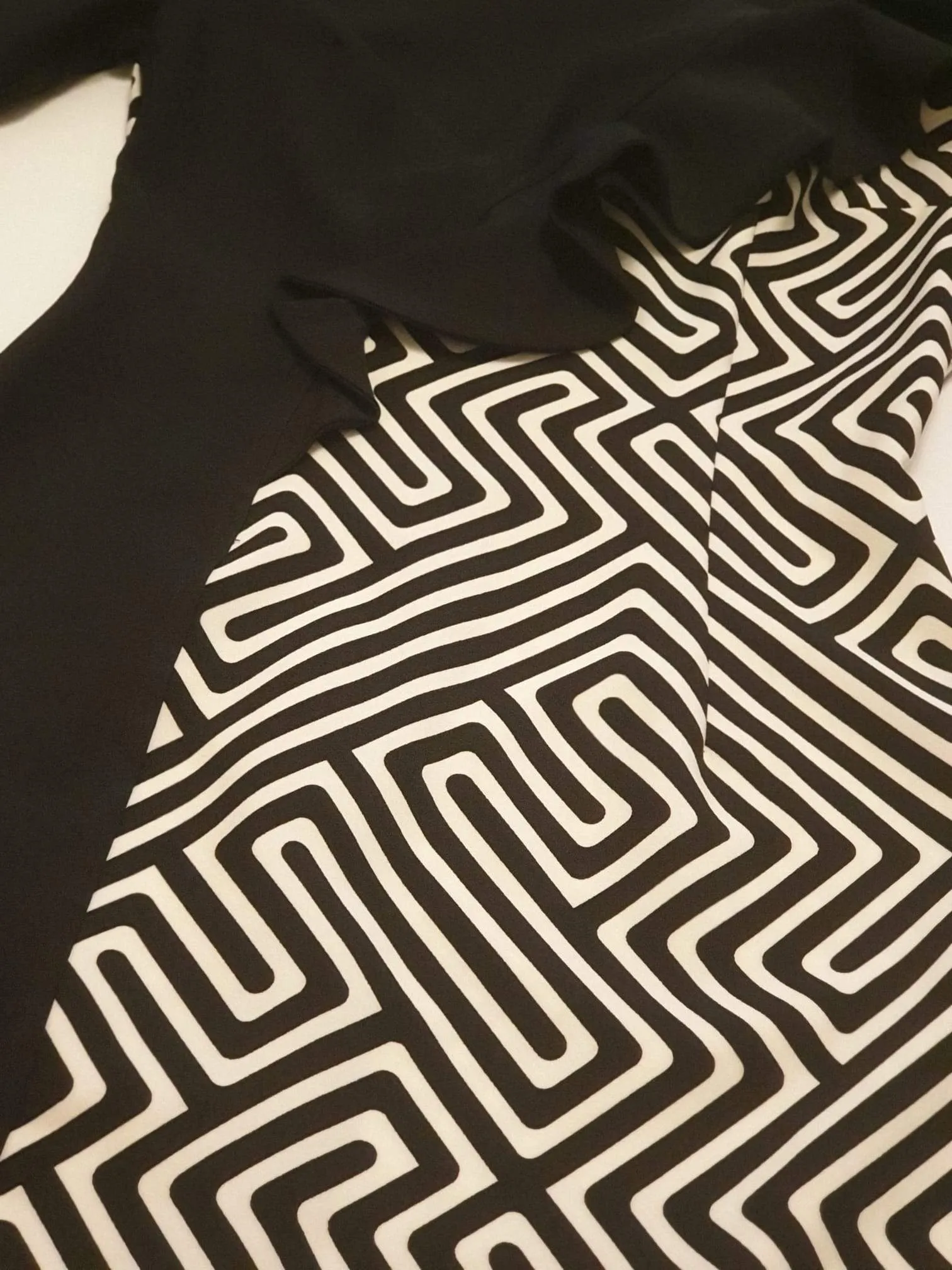 Abito nero a tubino Fofy con fantasia geometrica nera / bianca e volants decorativo sul décolleté