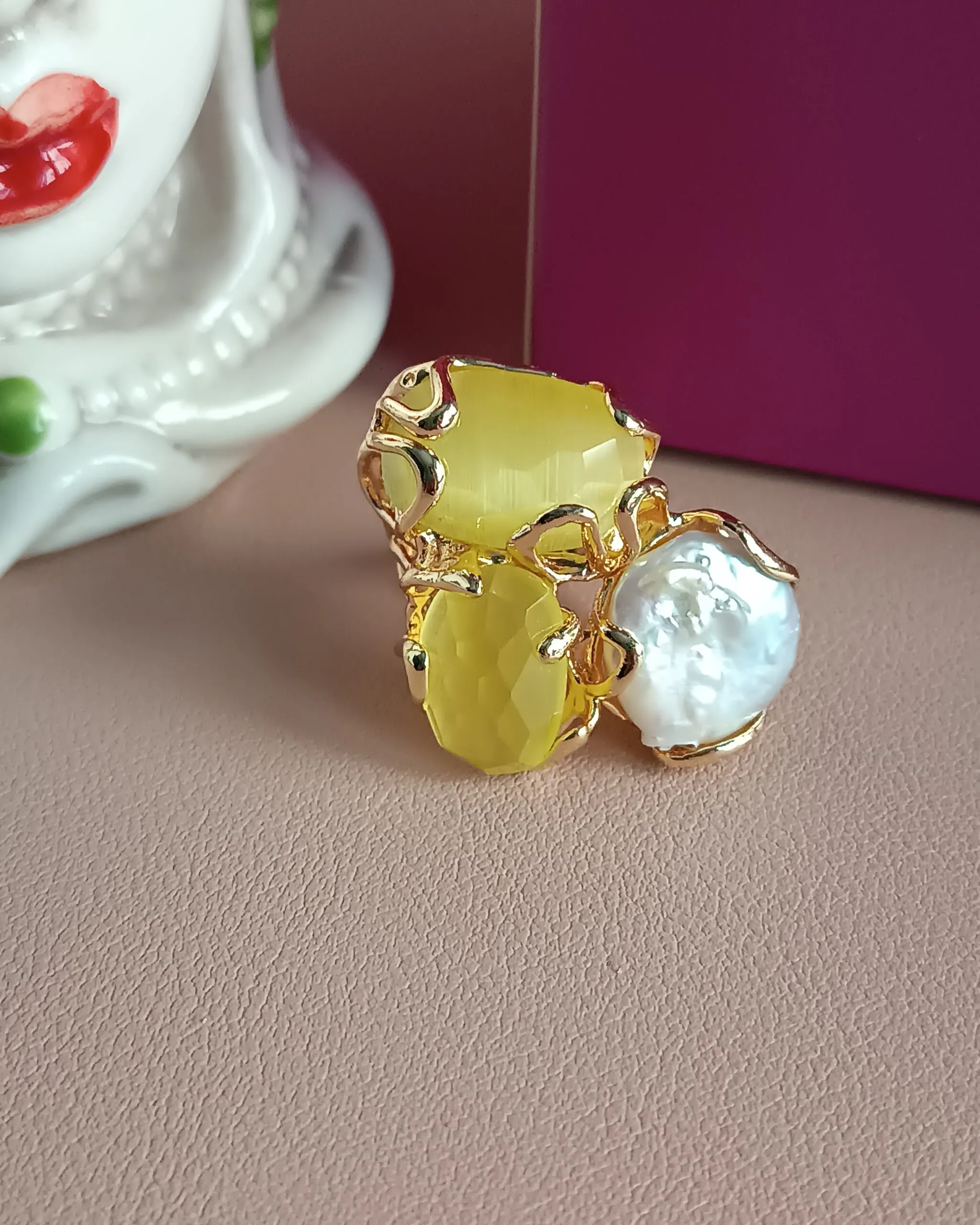 Anello Artigianale con Occhio di Gatto Giallo e Perla Barocca Piatta