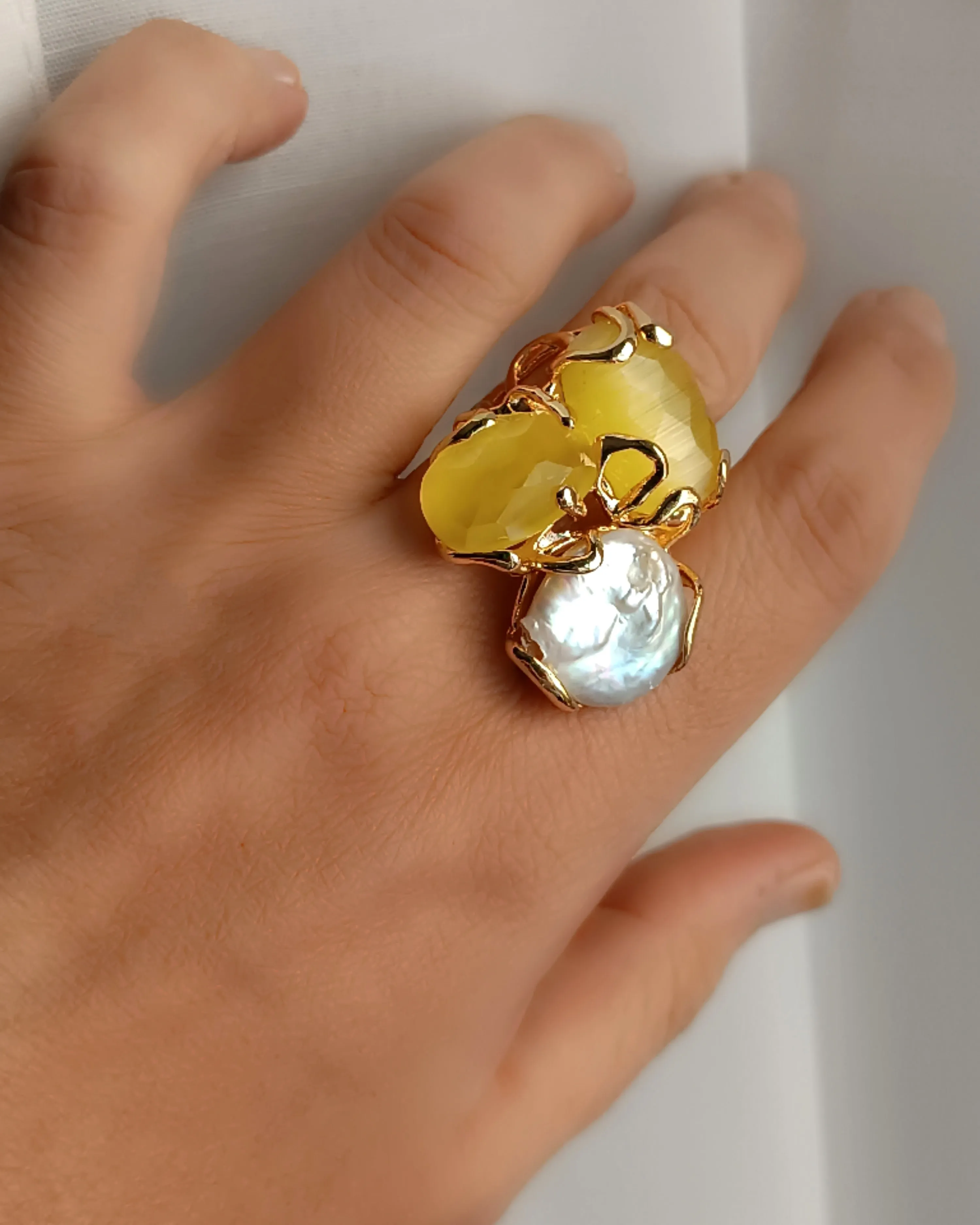 Anello Artigianale con Occhio di Gatto Giallo e Perla Barocca Piatta