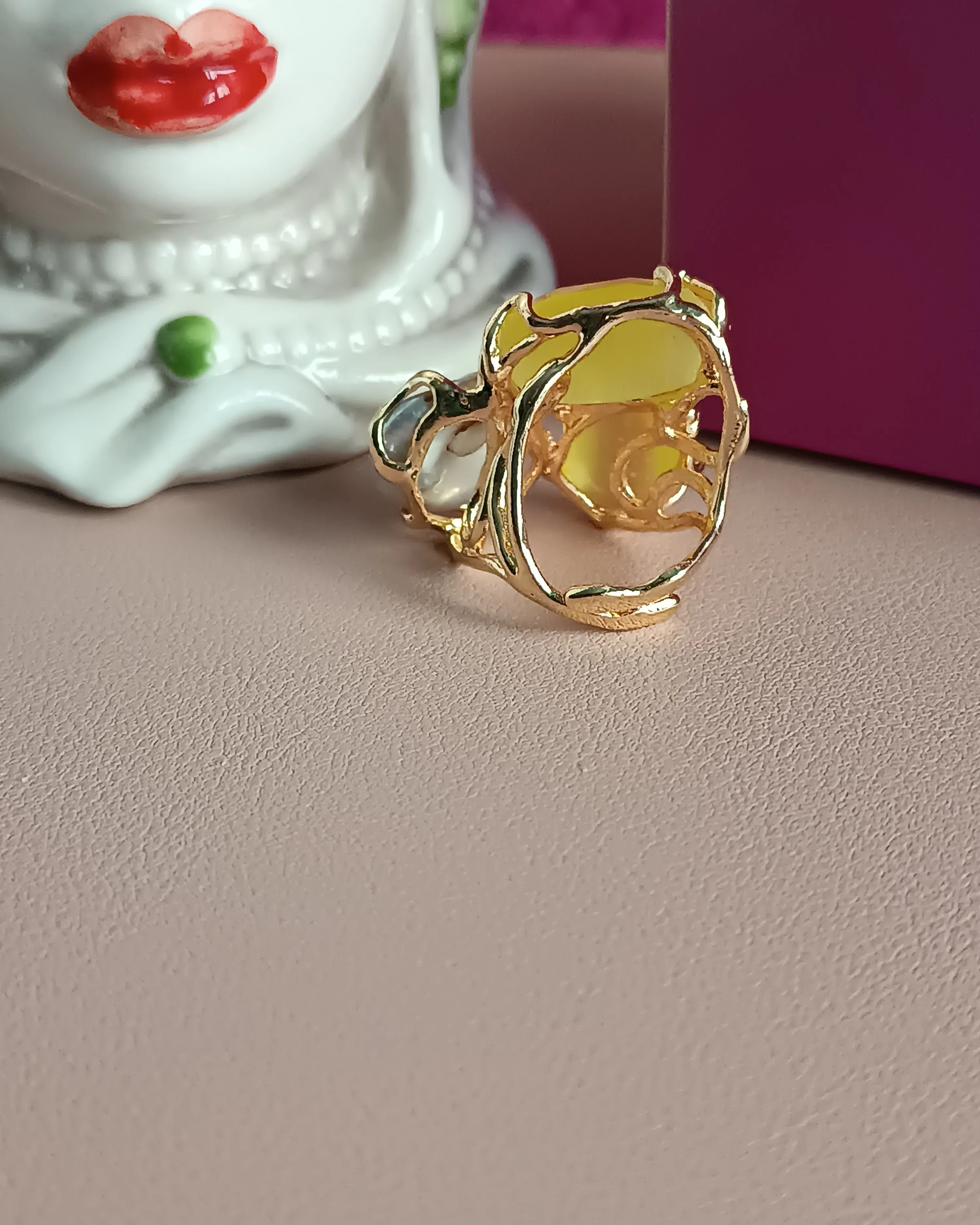 Anello Artigianale con Occhio di Gatto Giallo e Perla Barocca Piatta
