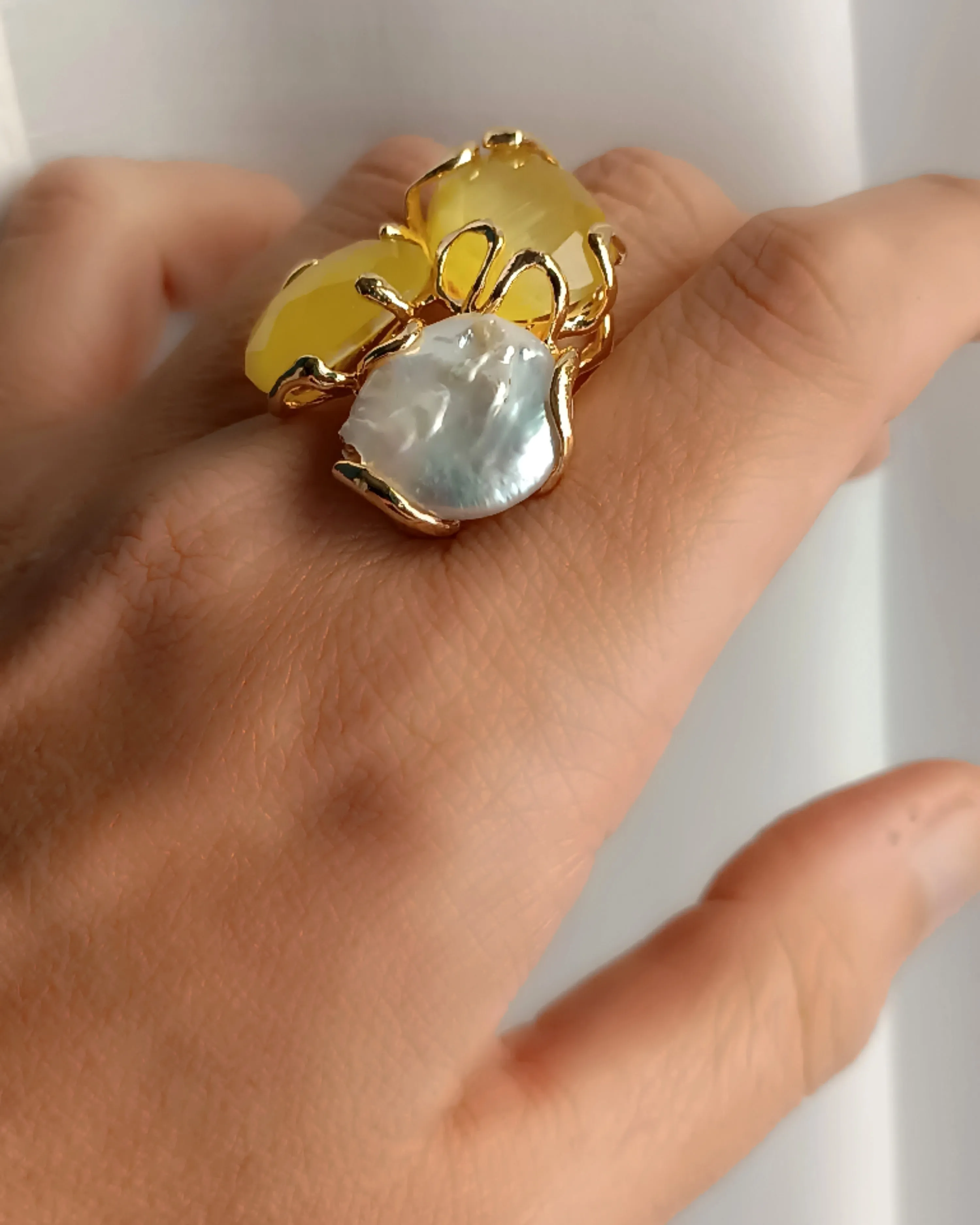 Anello Artigianale con Occhio di Gatto Giallo e Perla Barocca Piatta