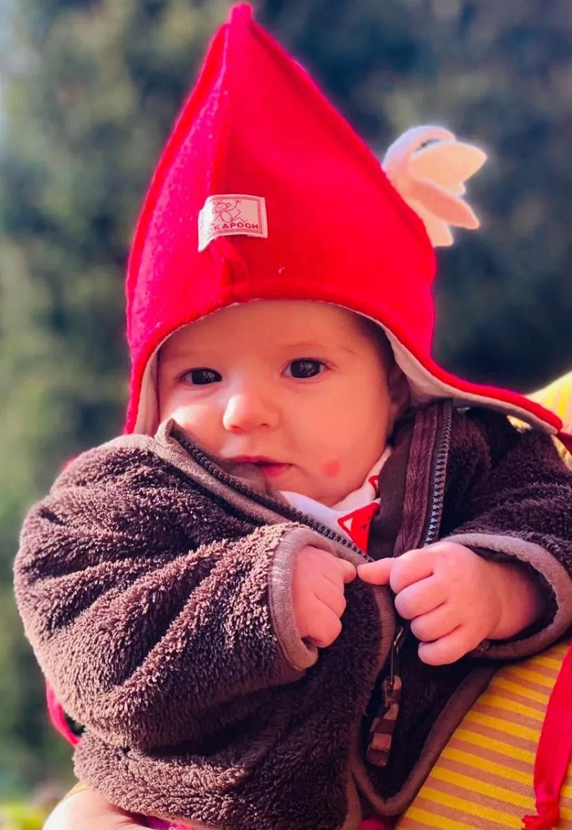 Cappellino per bambini Pickapooh in cotone e lana Marie Rosso con Fiore bianco
