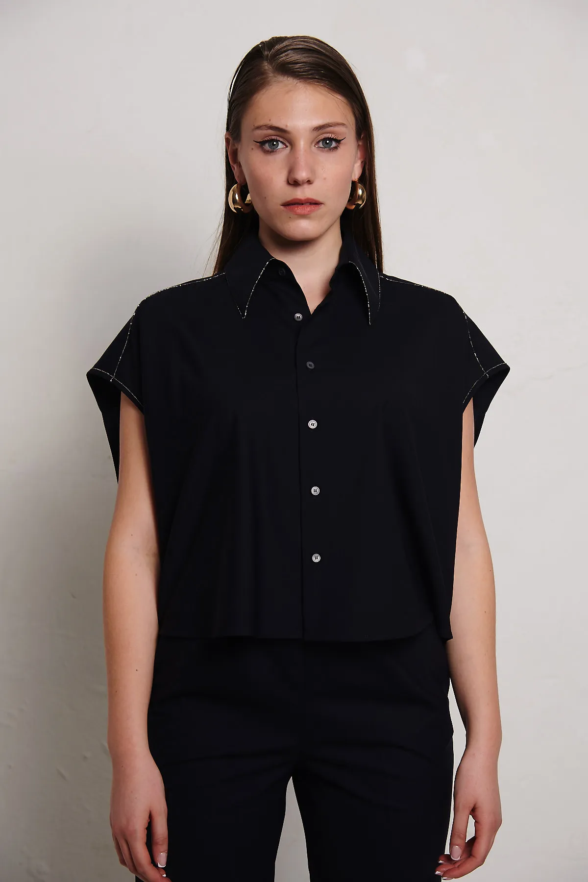 FABIANA FILIPPI Blusa in lana blu, cropped con monile