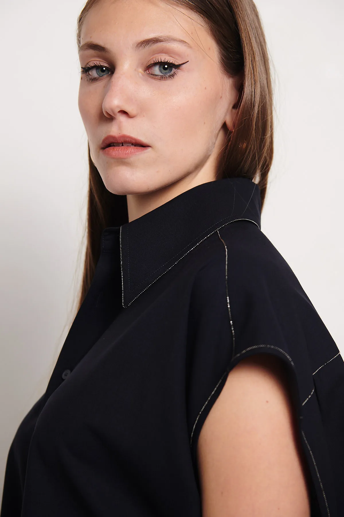FABIANA FILIPPI Blusa in lana blu, cropped con monile