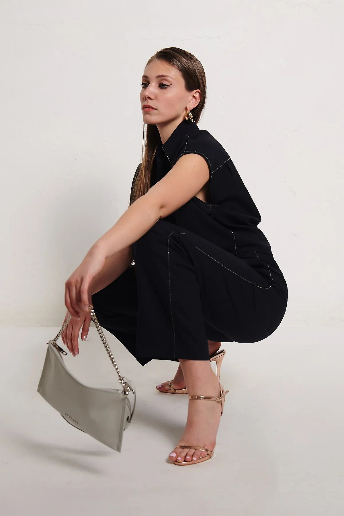 FABIANA FILIPPI Blusa in lana blu, cropped con monile