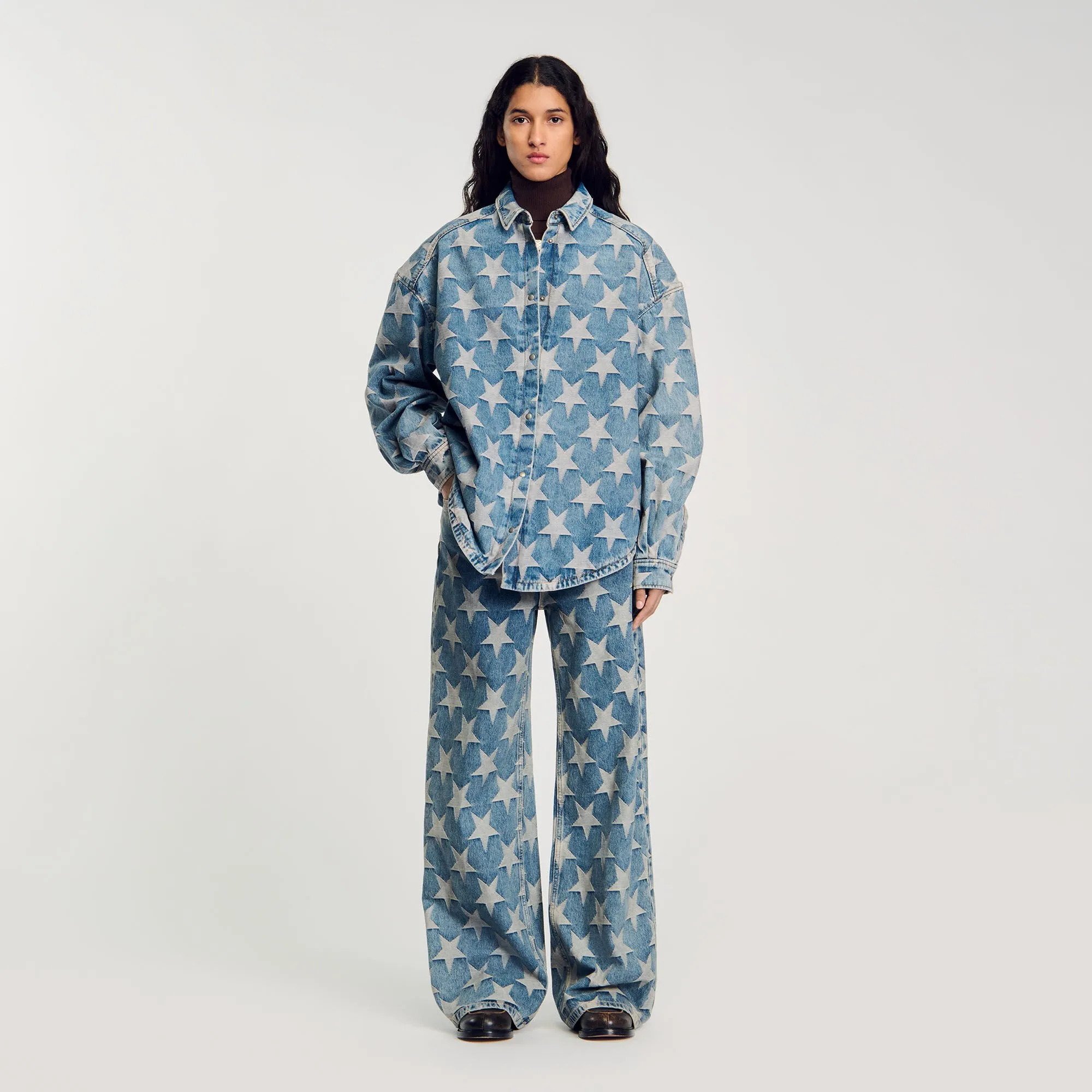 Giubbotto overshirt in jeans con stelle