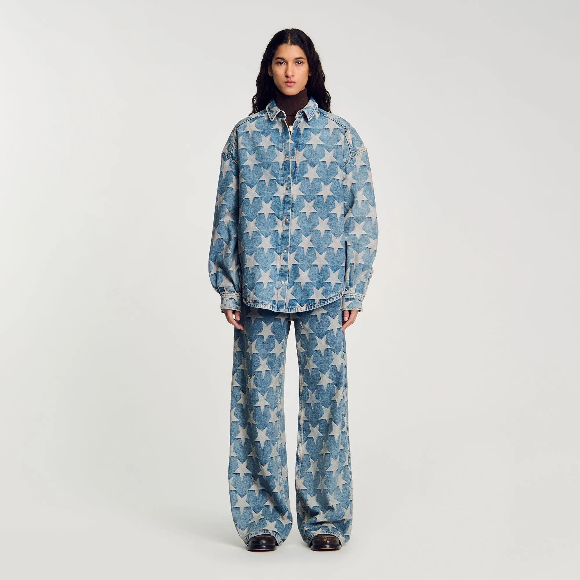 Giubbotto overshirt in jeans con stelle