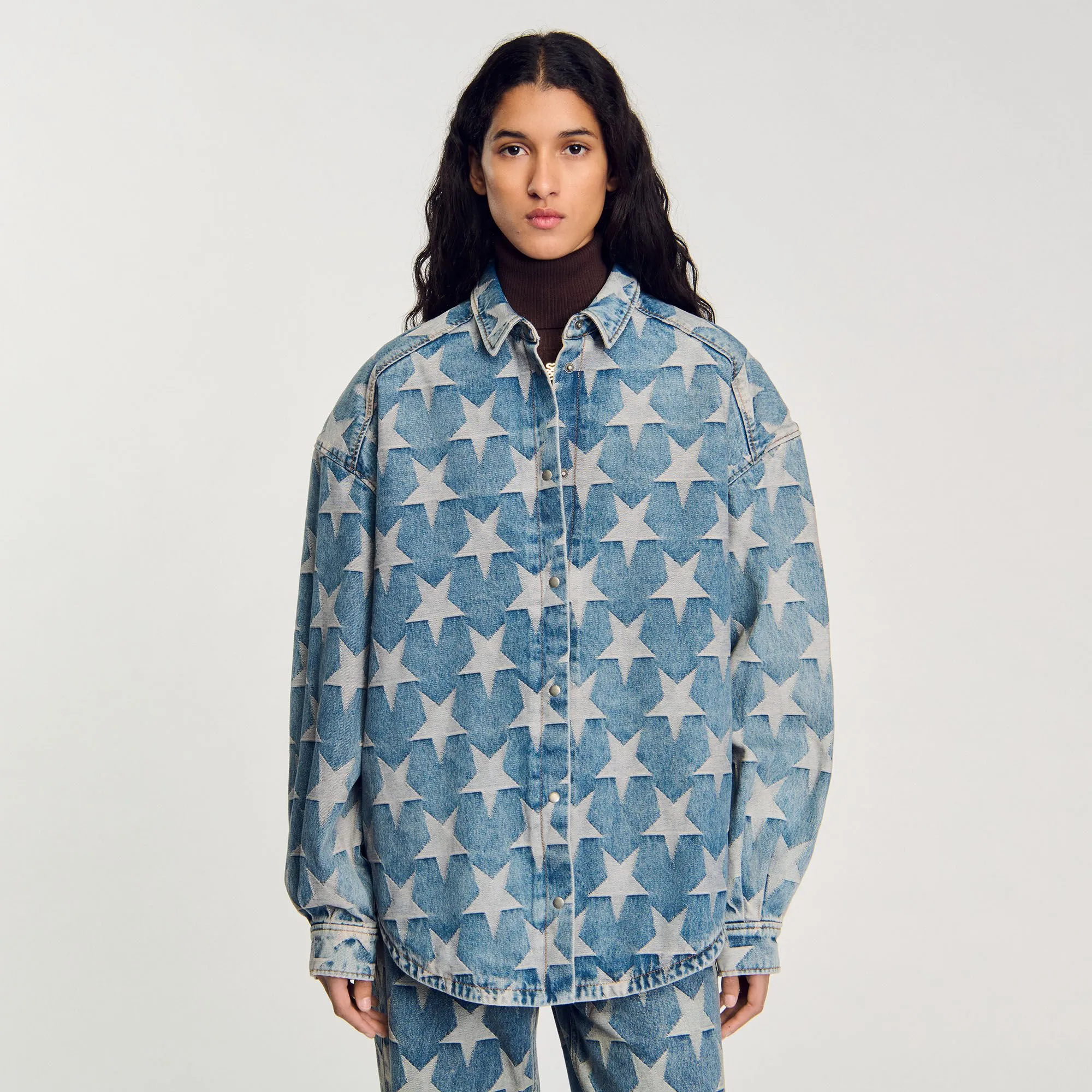 Giubbotto overshirt in jeans con stelle