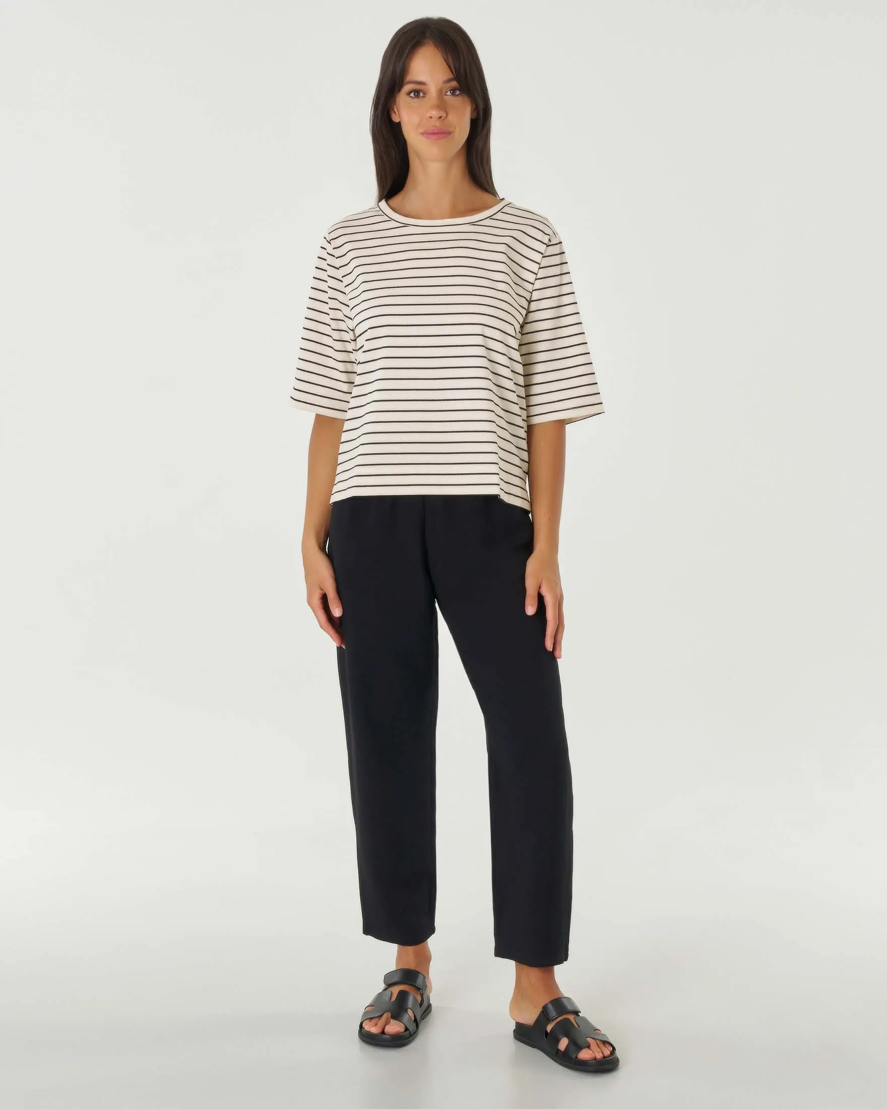 Pantaloni neri in viscosa e lino carrot fit con elastico inserito in vita