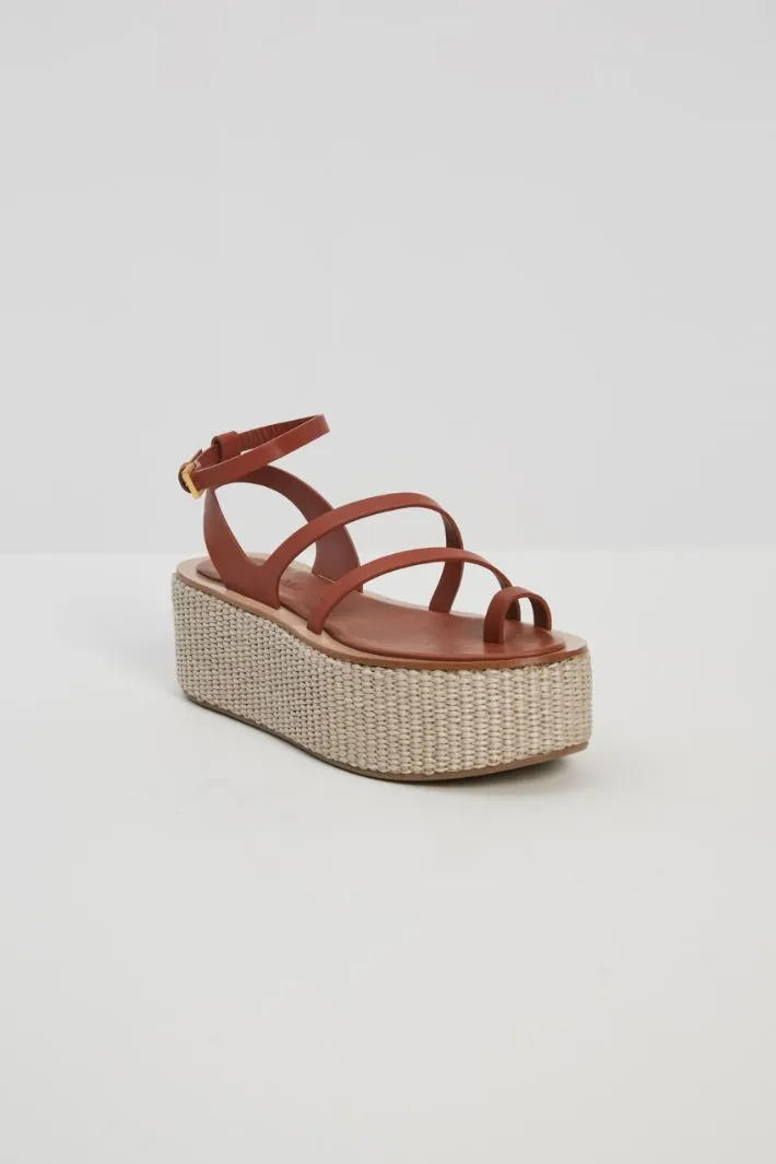 Sandali con zeppa in rafia