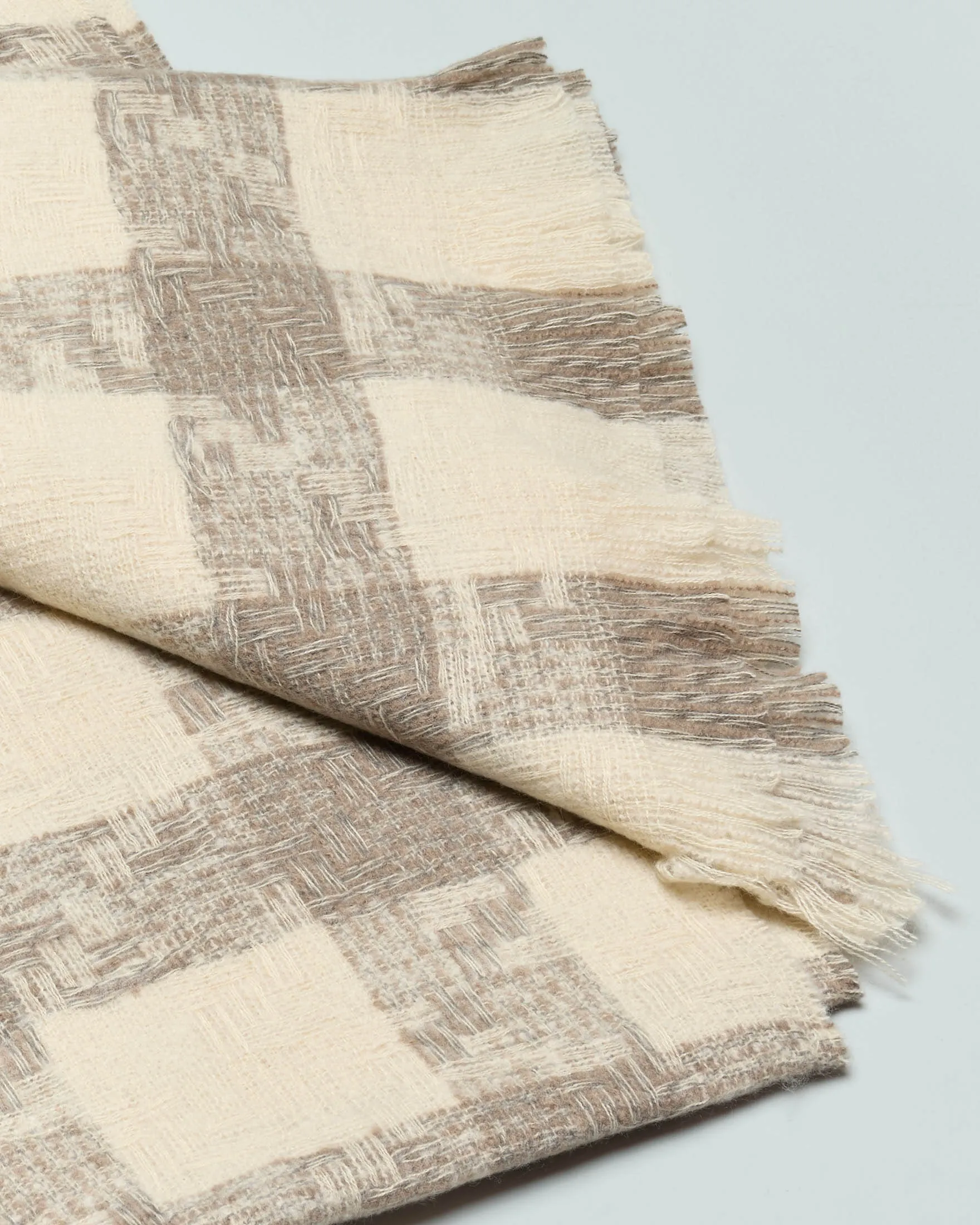 Sciara a motivo damiè avorio e beige in tessuto intrecciato con frange al fondo