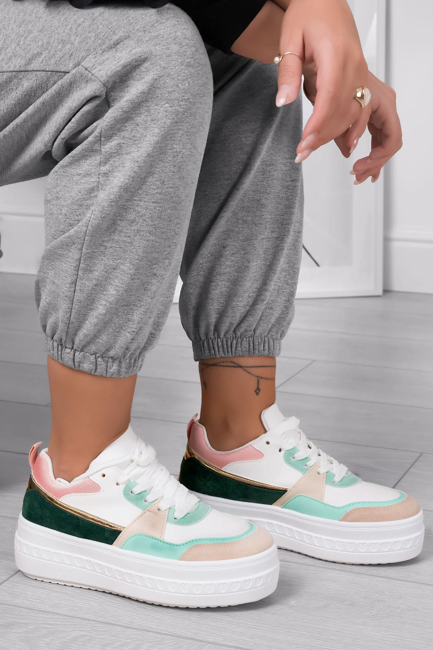 Sneakers a più colori con suola alta