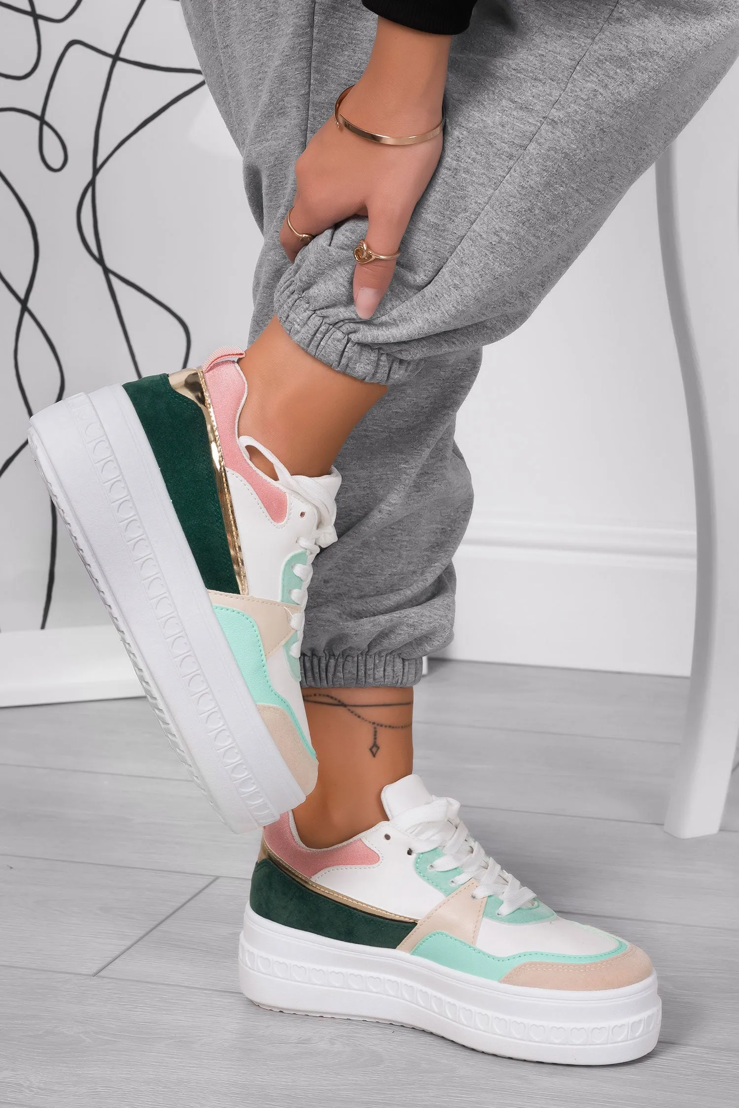 Sneakers a più colori con suola alta