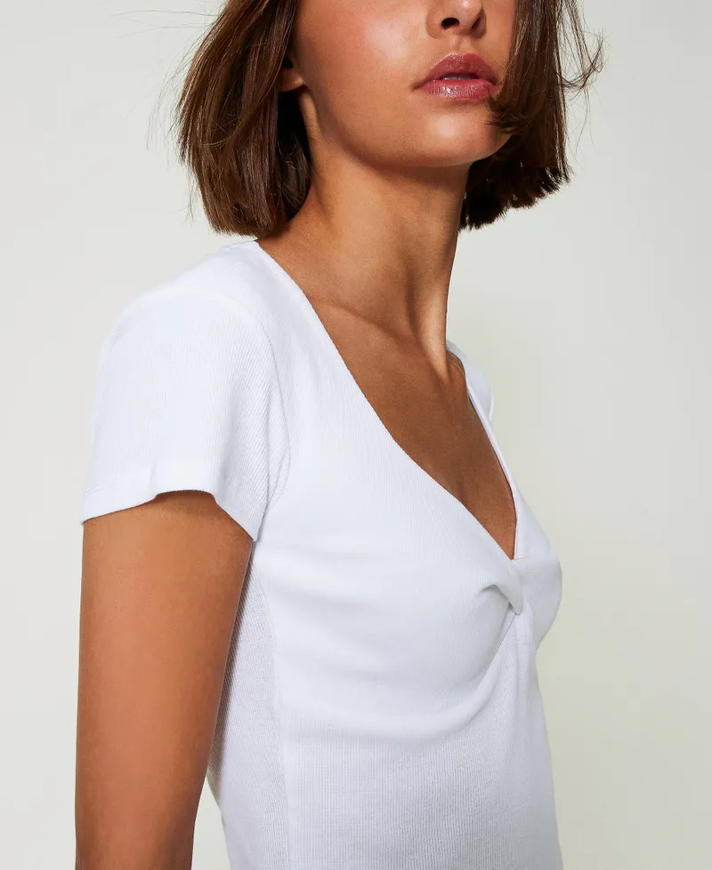 T-shirt a costine con nodo