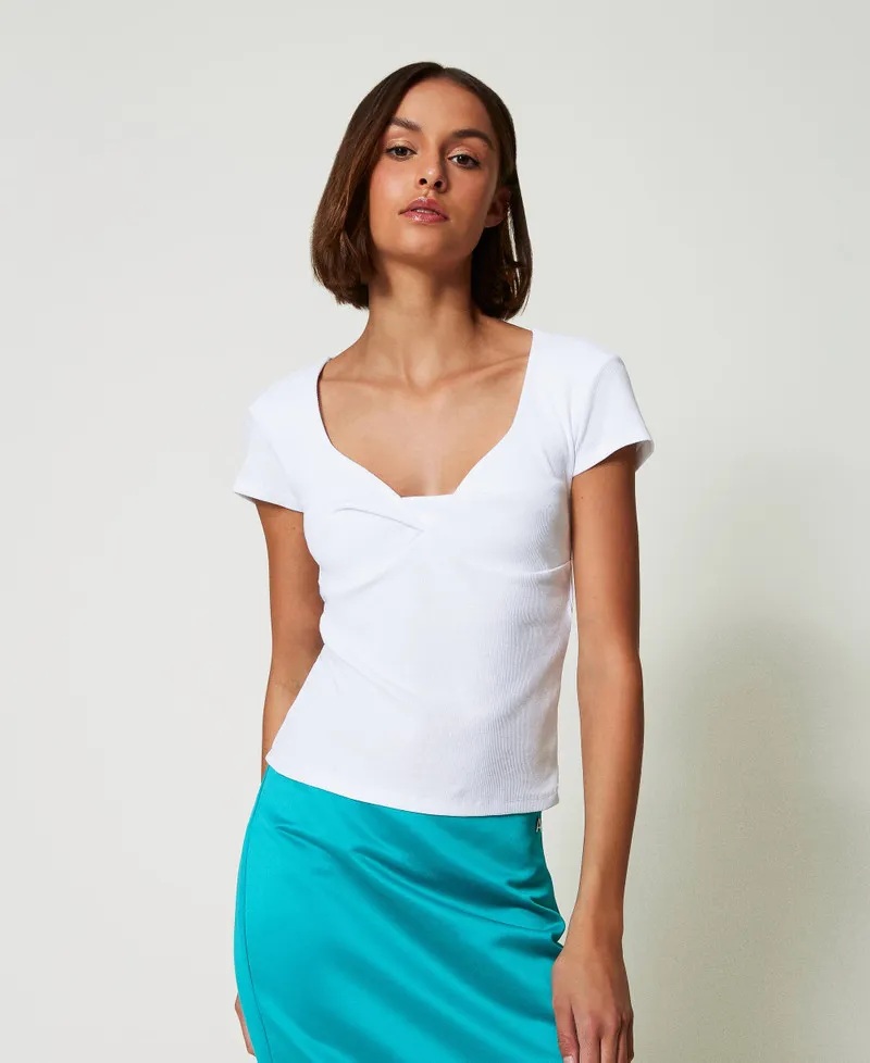 T-shirt a costine con nodo