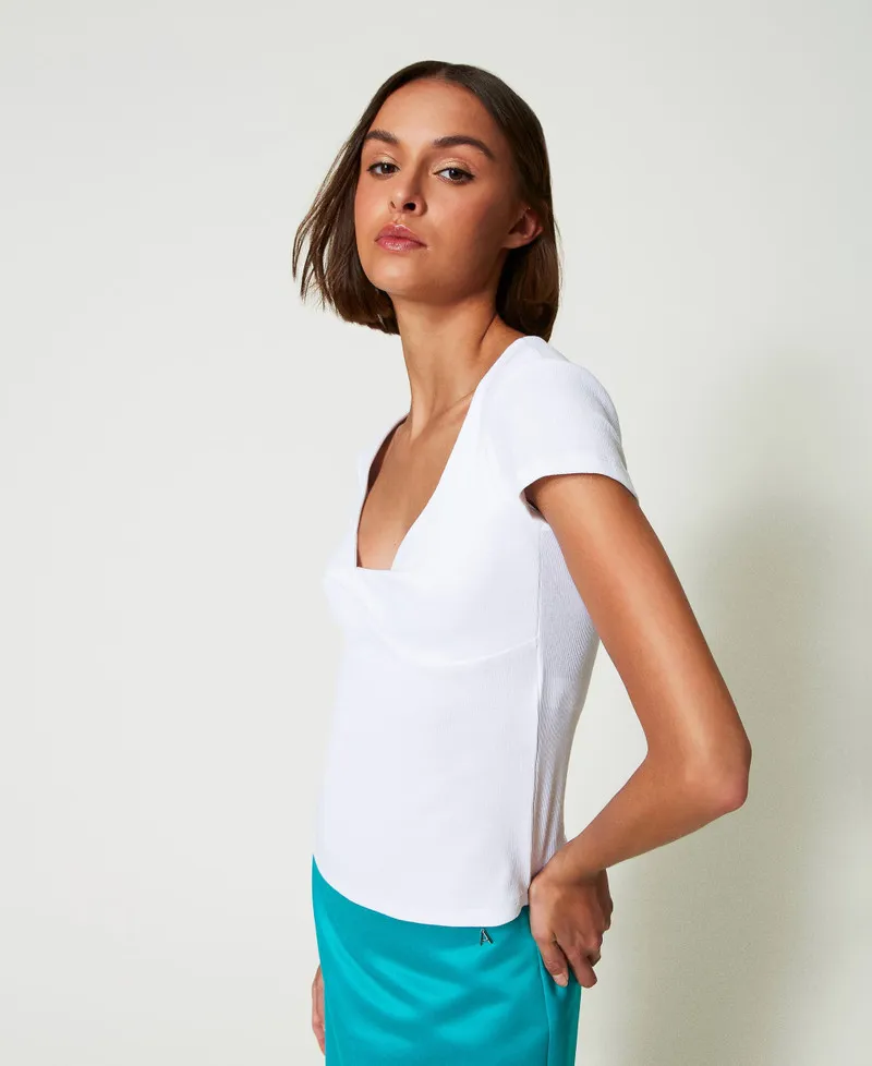 T-shirt a costine con nodo