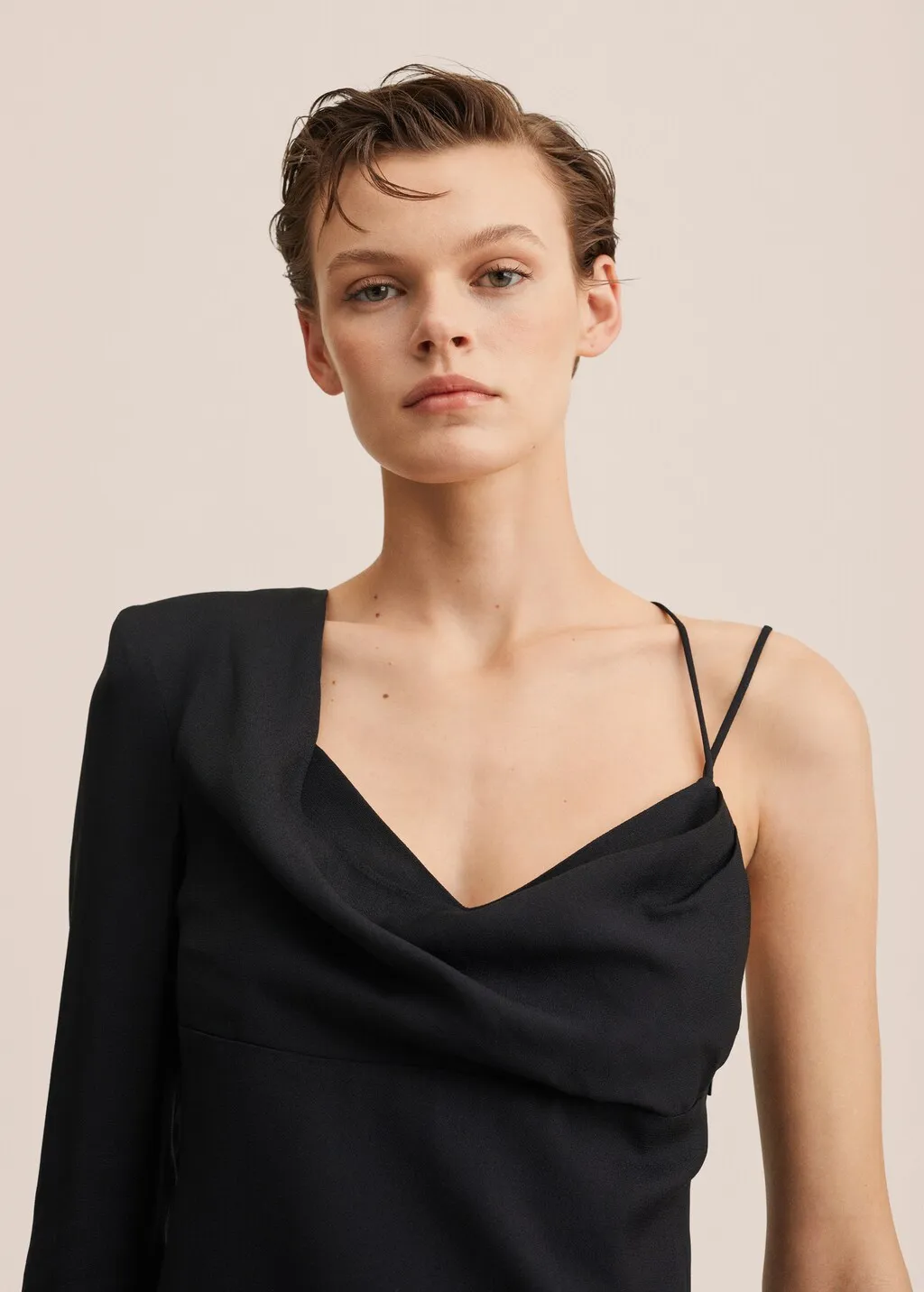 Vestito scollo asimmetrico