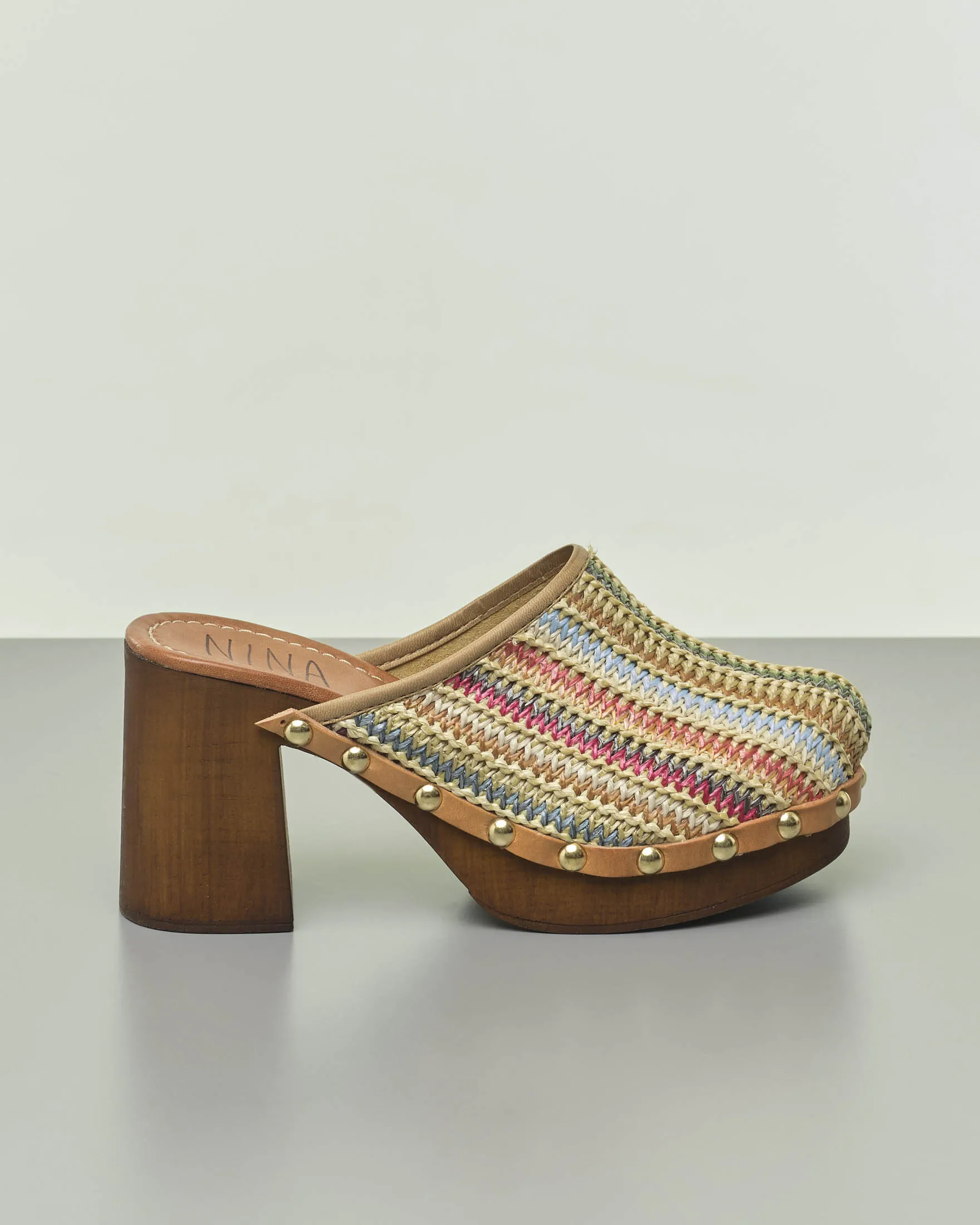 Zoccoli dal tacco alto multicolore in raffia con motivo a righe chevron